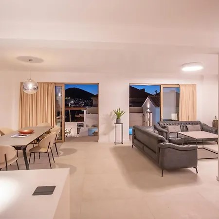 Brand New Carmelita Exclusive With Free Smart Car * Dubrovník