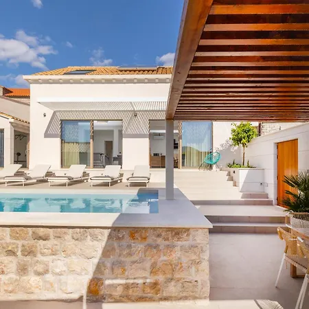 Brand New Carmelita Exclusive With Free Smart Car *